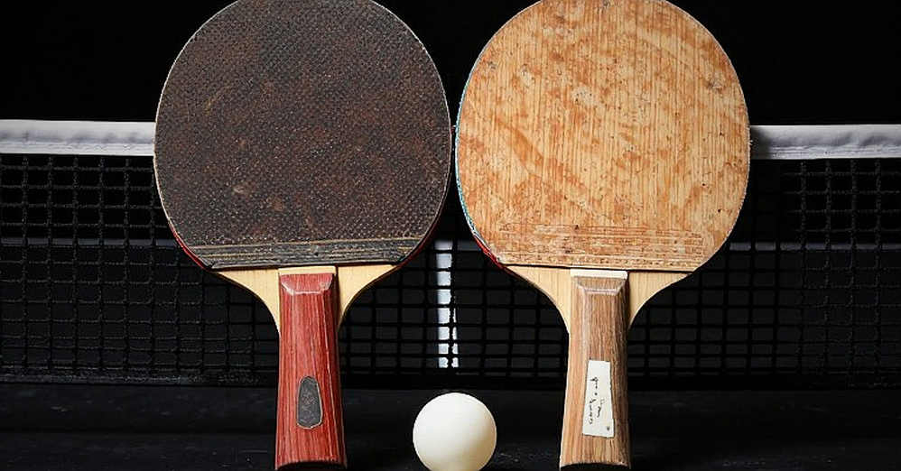 Quả bóng cho chó, miếng bịt mắt và cửa sổ tuyển sinh 4–7 tuổi của bóng bàn Anh