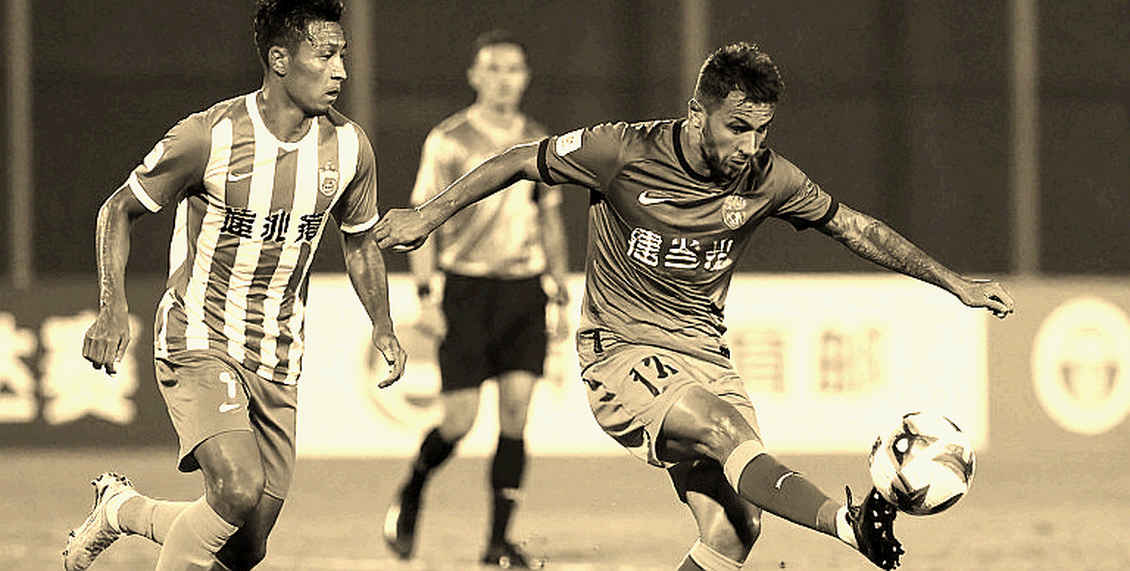 Bạo lực trở lại V-League: Khi cú đạp sau lưng đánh thức phòng họp khẩn lúc nửa đêm