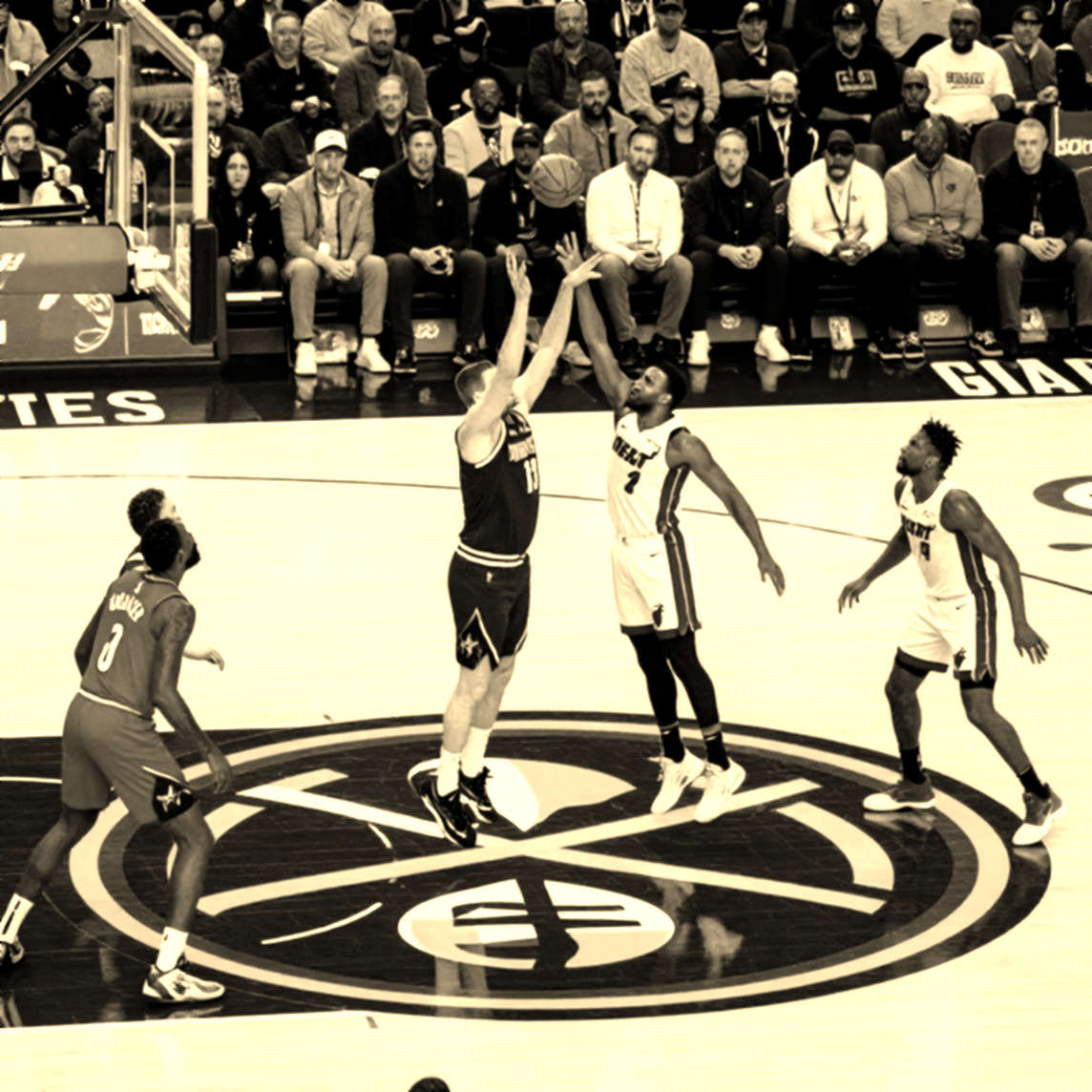 Markel Brown trở lại Napoli: Sự trở lại của người hùng hay canh bạc tuổi tác? Markel Brown trở lại Napoli: Sự trở lại của người hùng hay canh bạc tuổi tác?